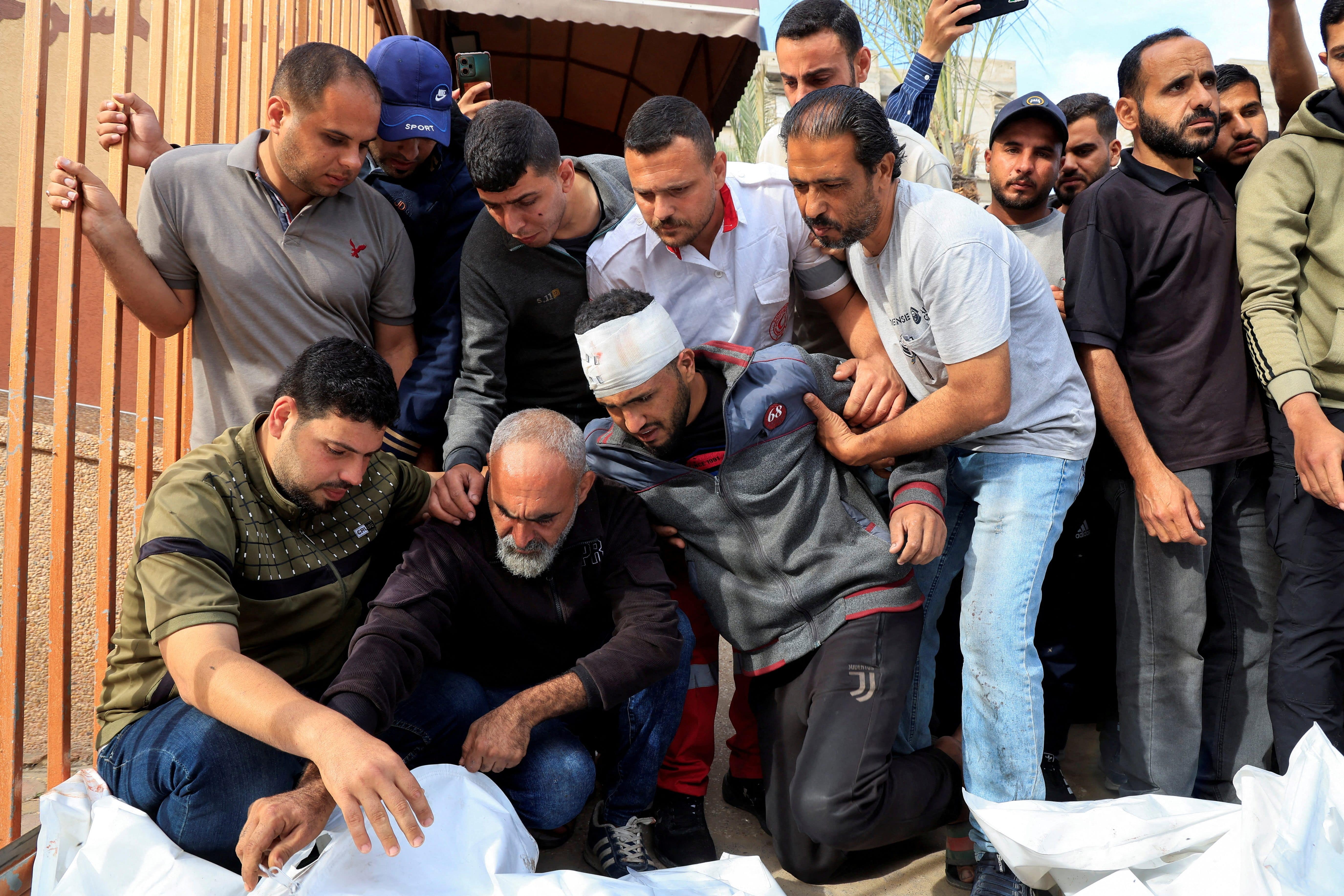 رجل فلسطيني مصاب يودع لأقاربه الذين قتلوا في ضربات إسرائيلية ، في مستشفى ناصر في خان يونس ، جنوب غزة ، 15 مايو ، 2025. رويترز/هاتم خالد